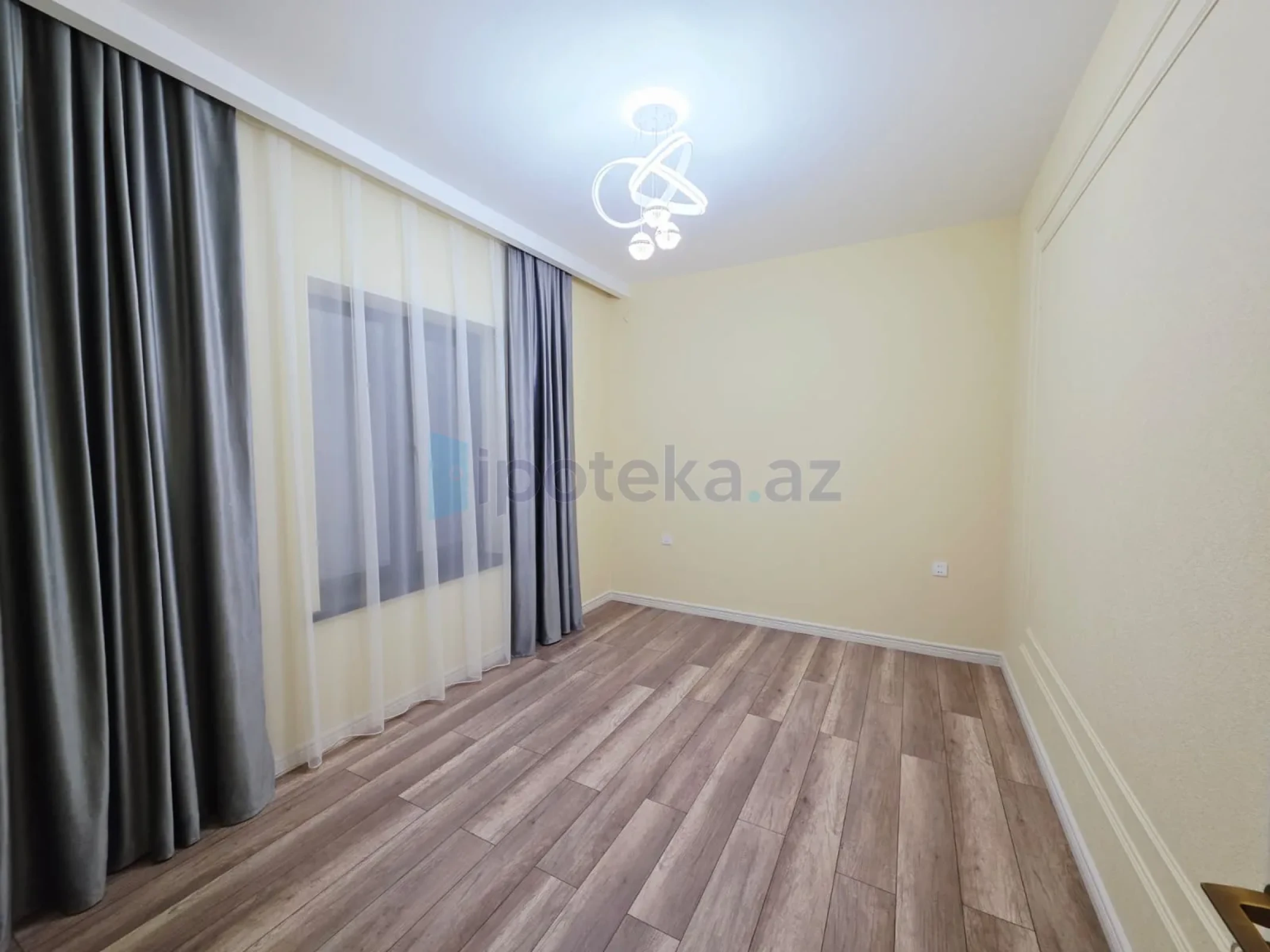 Satılır 4 otaqlı mənzil 160 m²