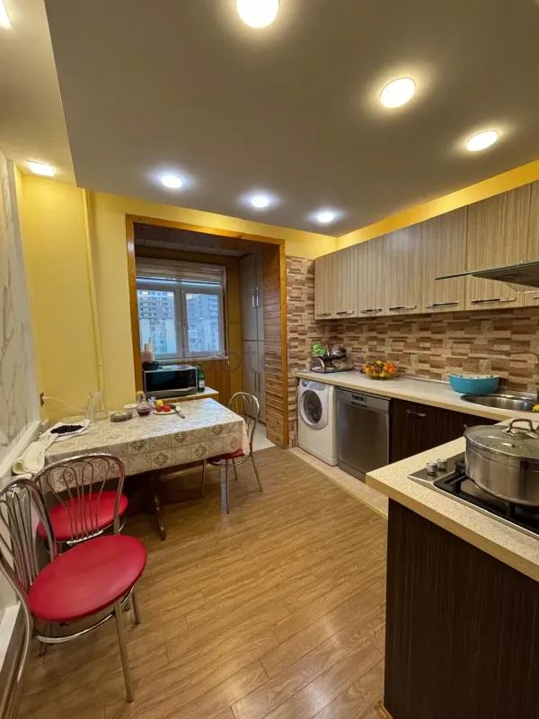 Satılır 4 otaqlı köhnə tikili 110 m²