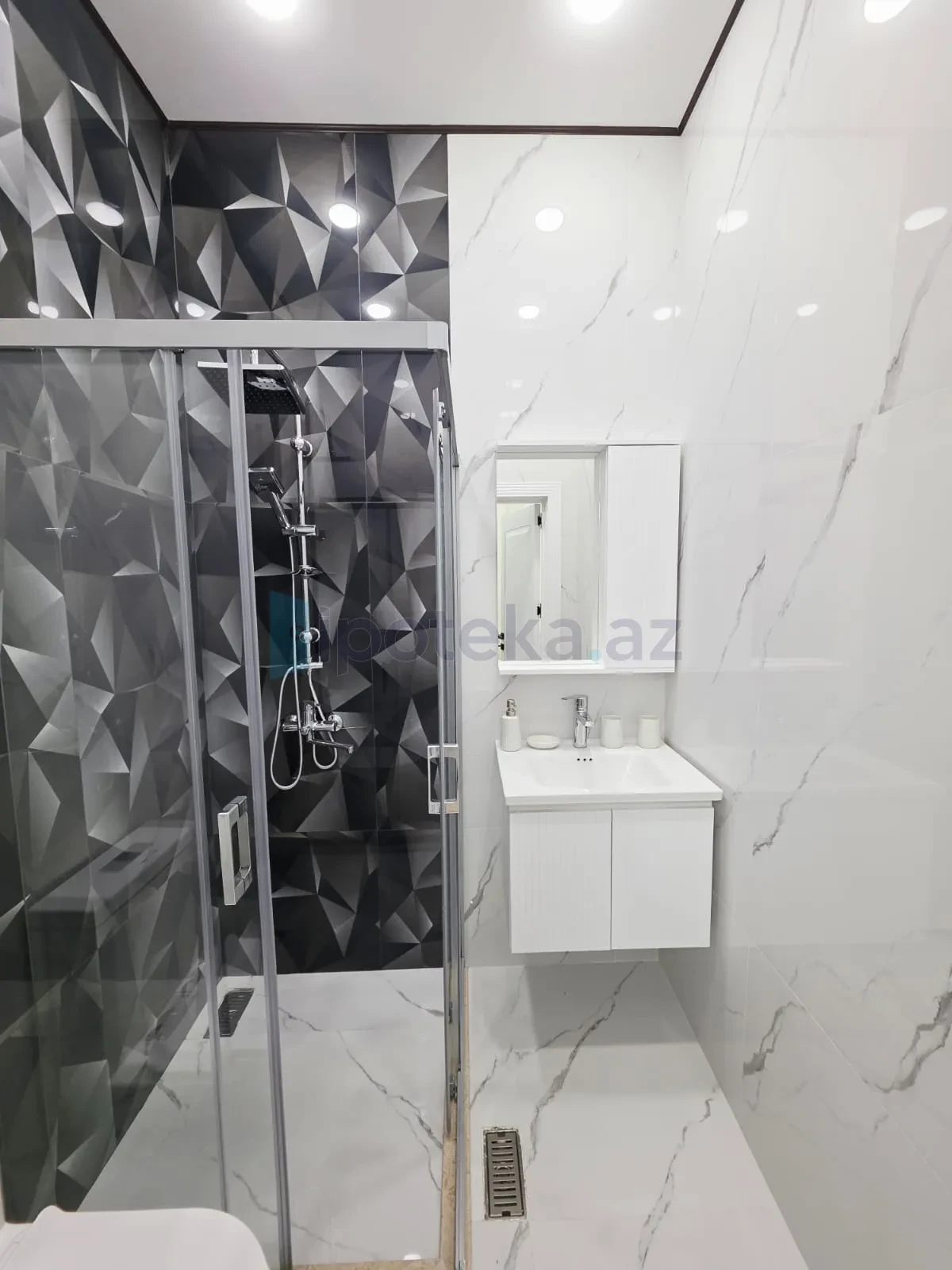 Satılır 4 otaqlı mənzil 150 m²