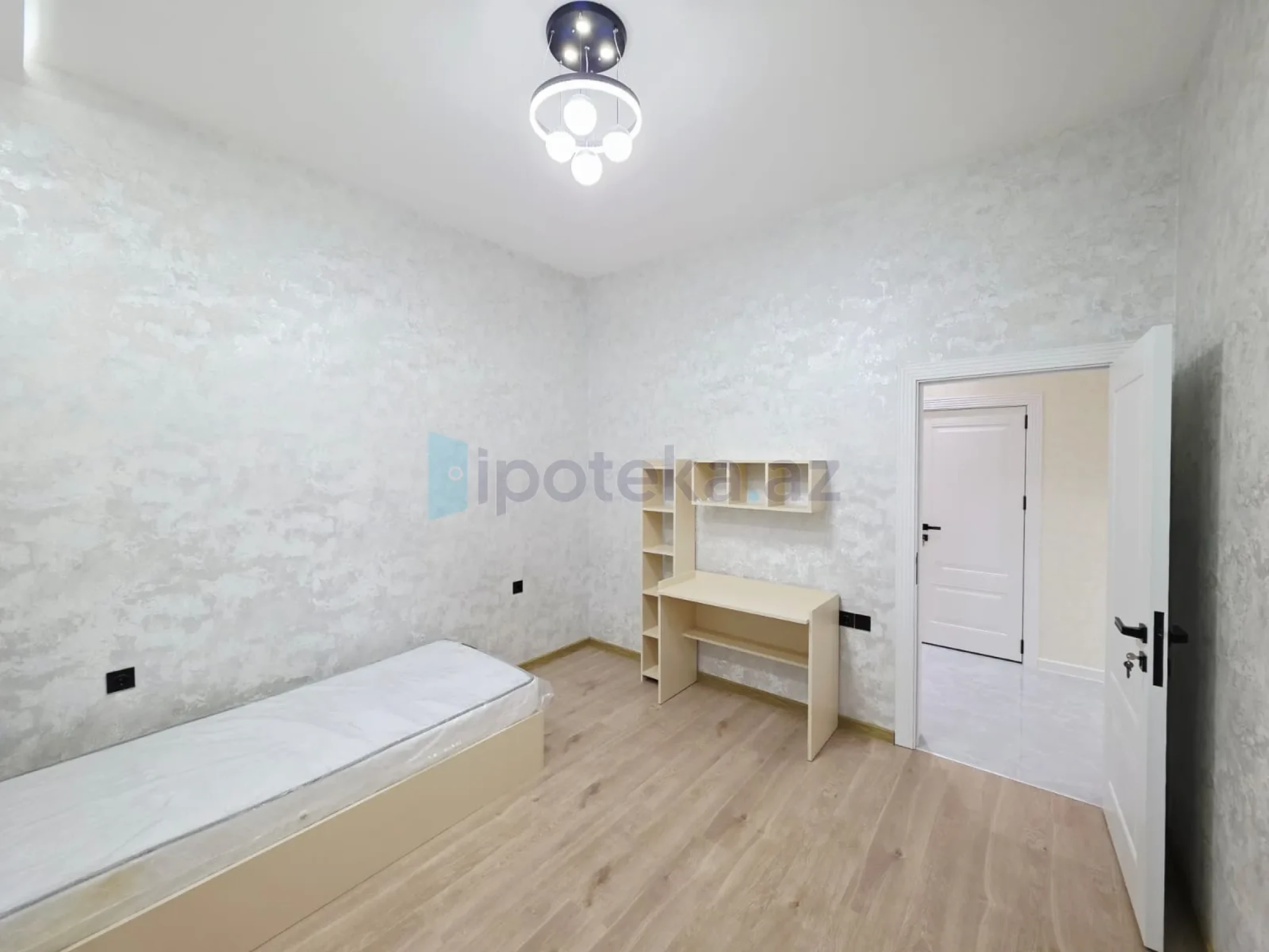 Satılır 4 otaqlı mənzil 150 m²