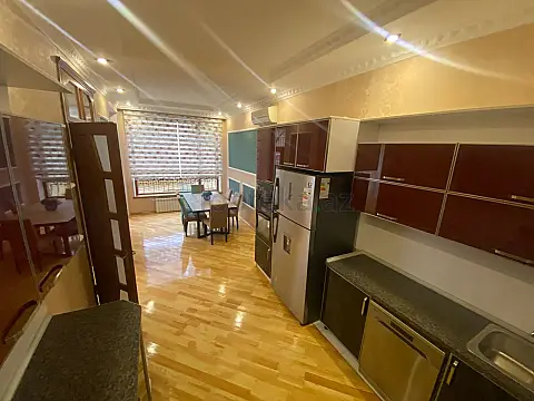 Satılır 4 otaqlı mənzil 300 m²