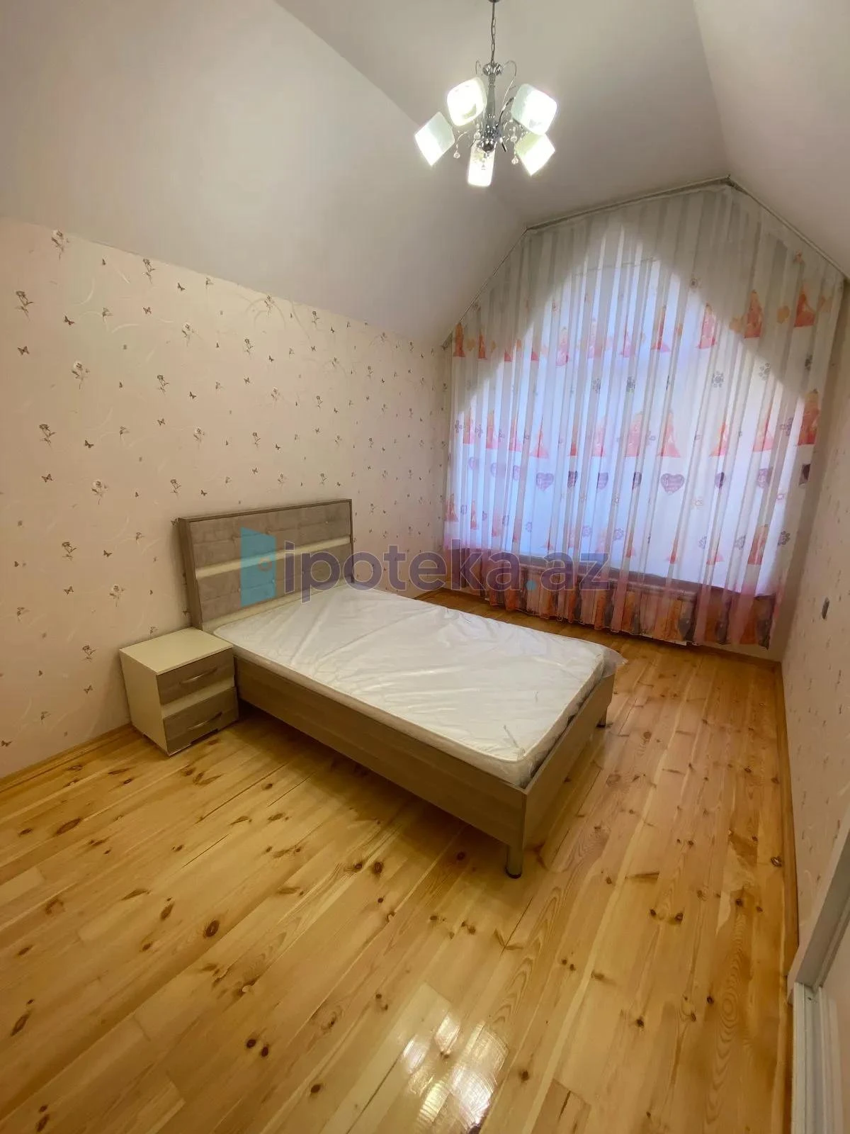 Satılır 4 otaqlı mənzil 300 m²
