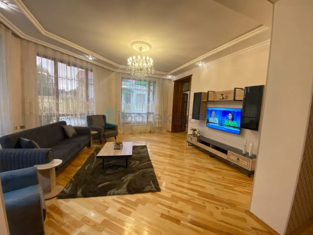 Satılır 4 otaqlı mənzil 300 m²