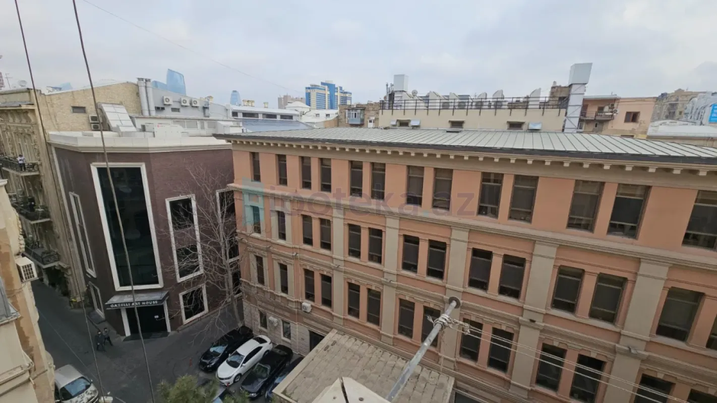 Satılır 3 otaqlı köhnə tikili 105 m²