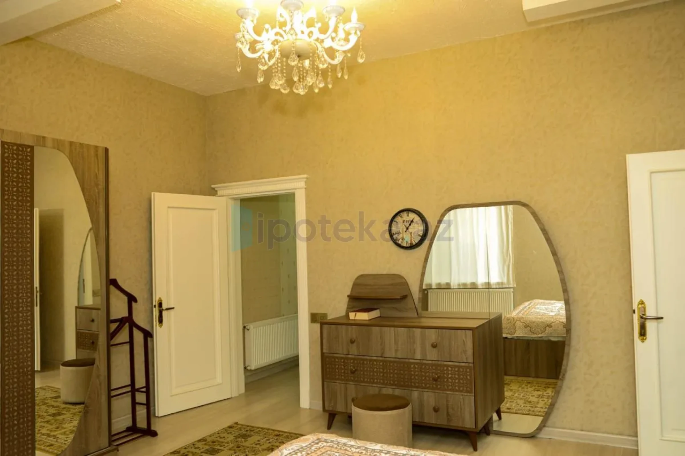 Satılır 5 otaqlı mənzil 220 m²