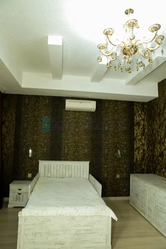 Satılır 5 otaqlı mənzil 220 m²