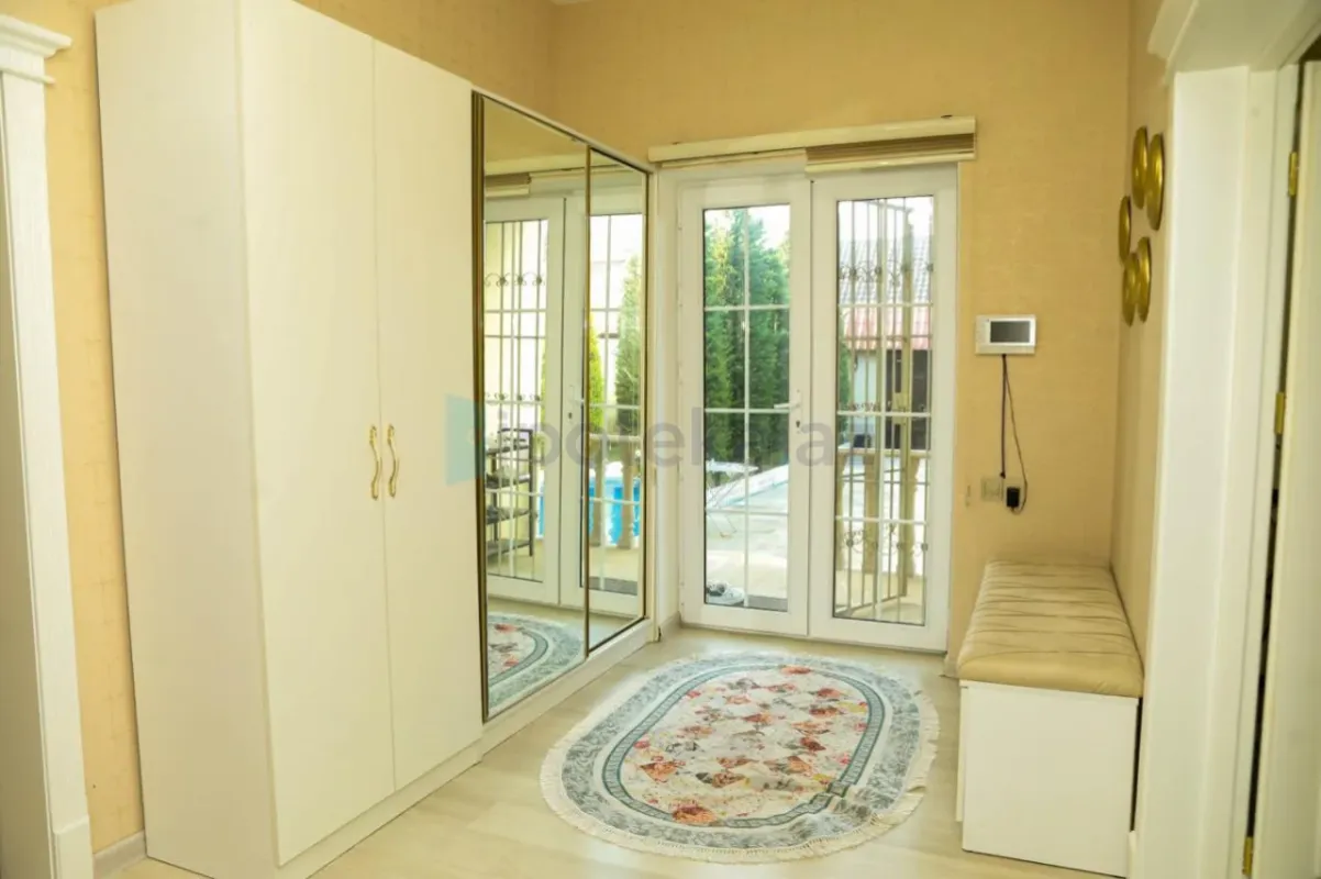 Satılır 5 otaqlı mənzil 220 m²