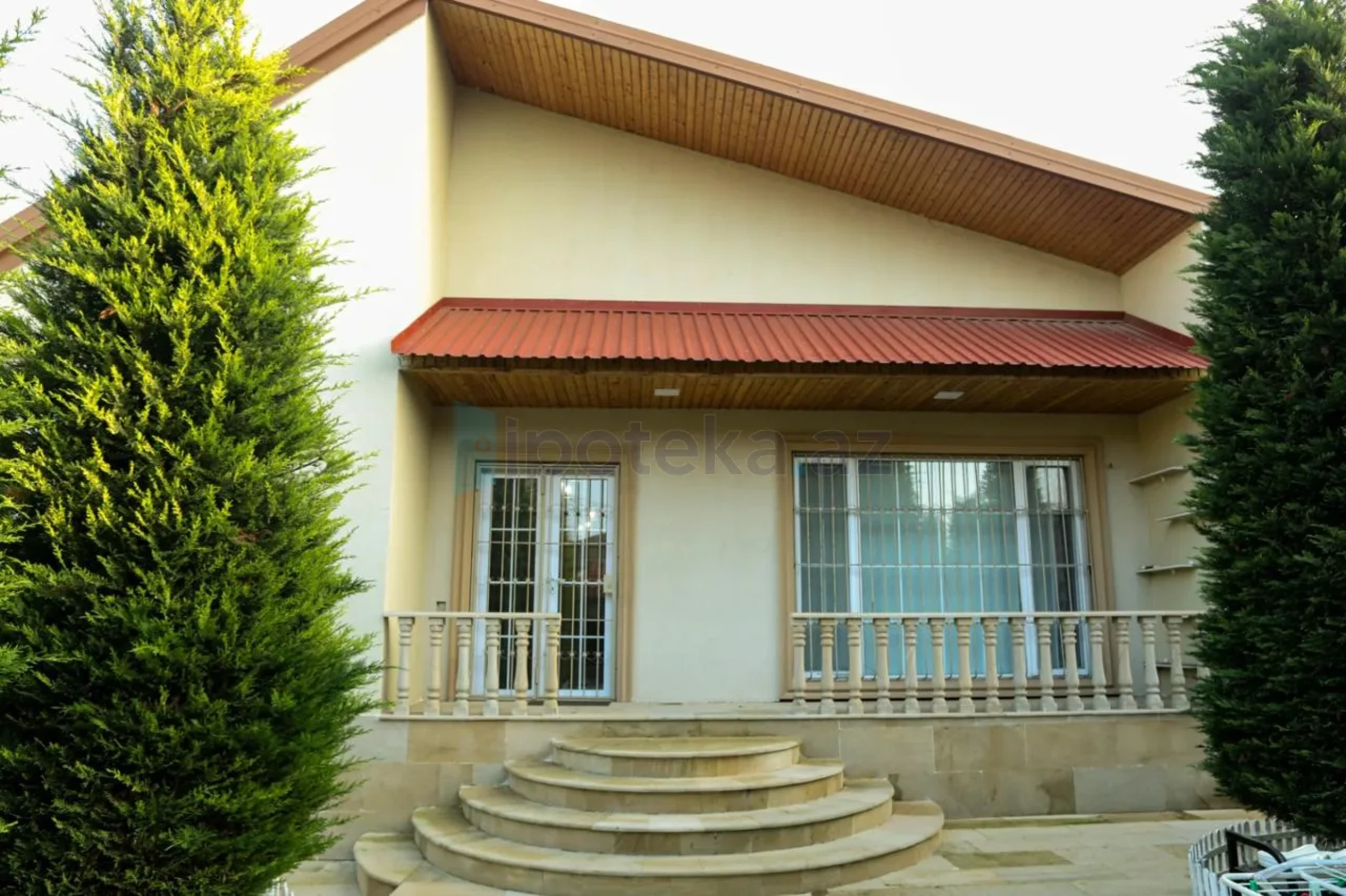 Satılır 5 otaqlı mənzil 220 m²