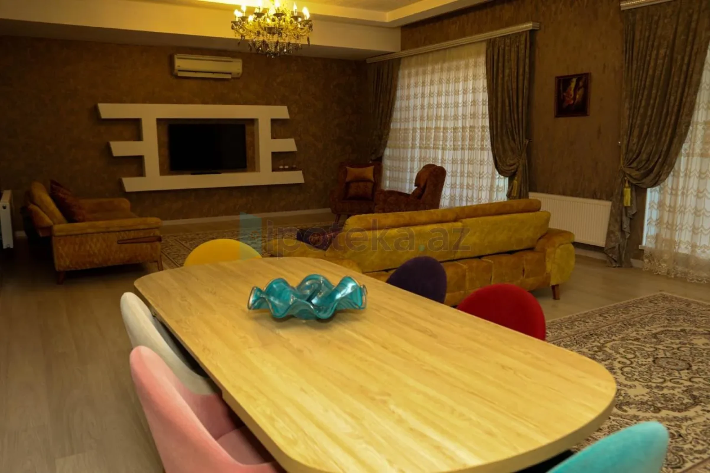 Satılır 5 otaqlı mənzil 220 m²