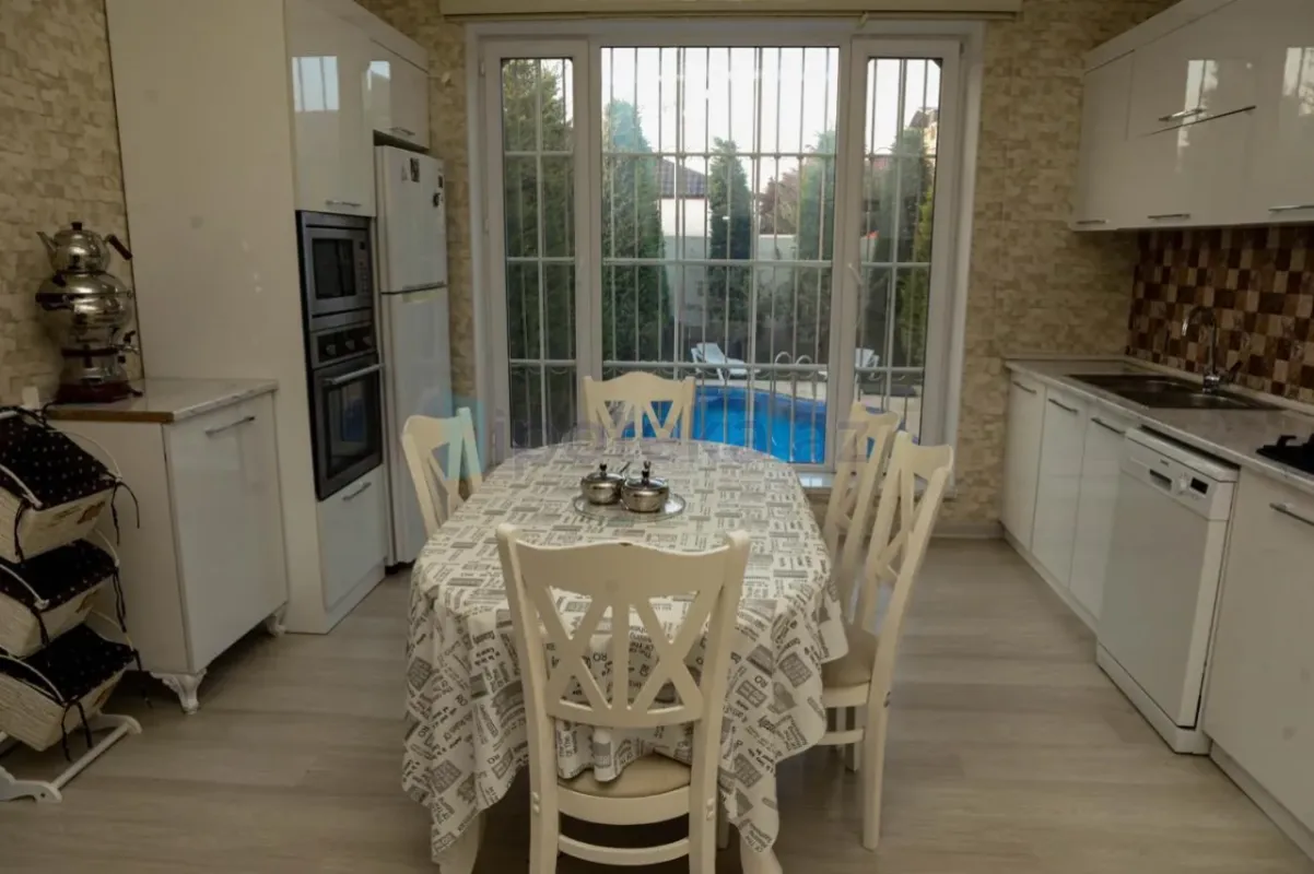 Satılır 5 otaqlı mənzil 220 m²