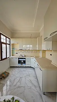 Satılır 6 otaqlı həyət evi 450 m²