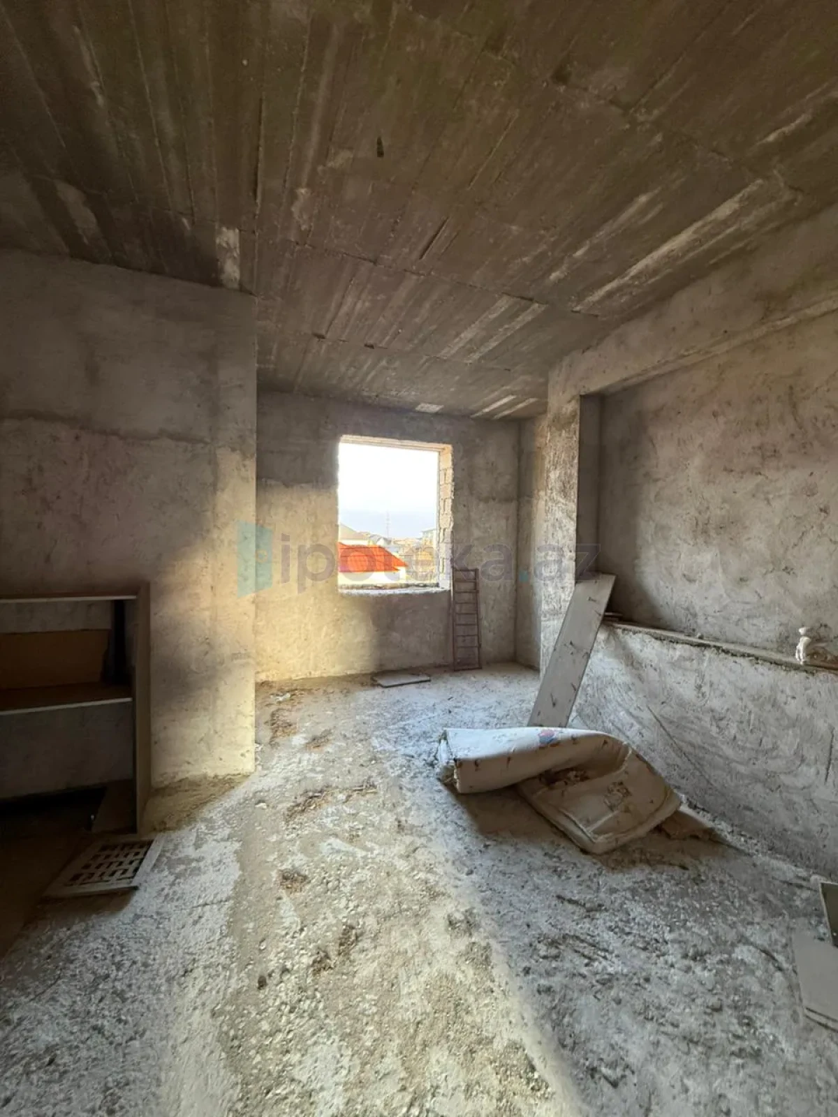 Satılır 8 otaqlı həyət evi 340 m²