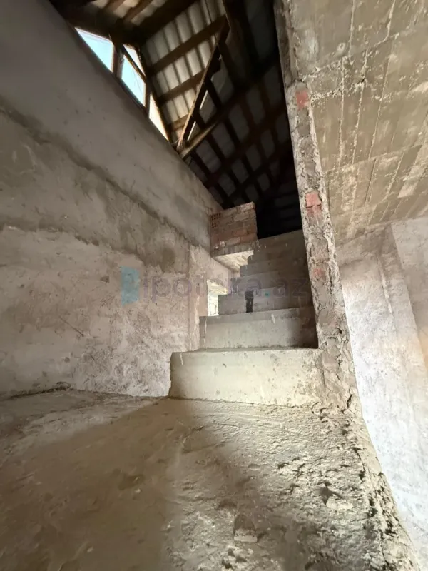 Satılır 8 otaqlı həyət evi 340 m²