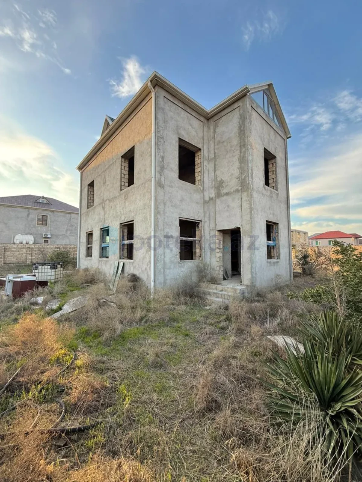 Satılır 8 otaqlı həyət evi 340 m²