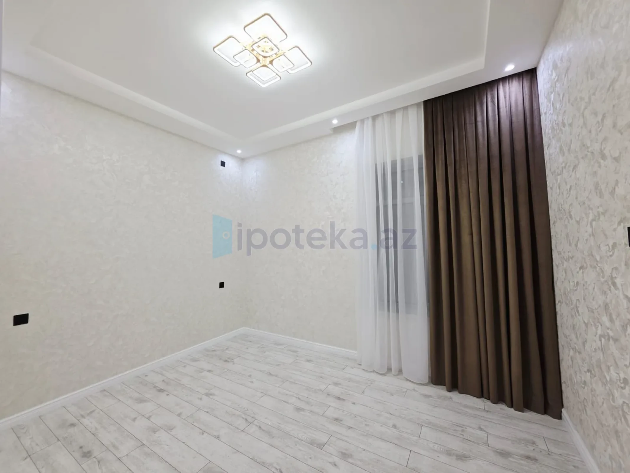 Satılır 4 otaqlı mənzil 180 m²