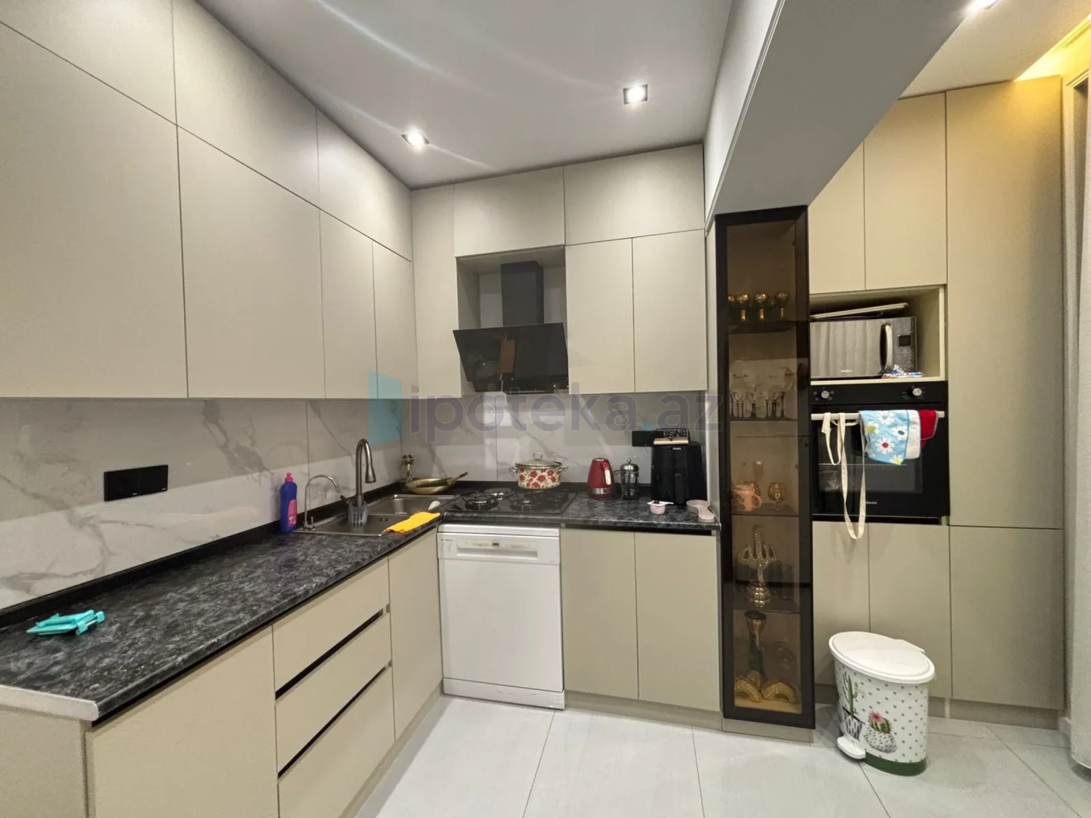 Satılır 5 otaqlı köhnə tikili 130 m²