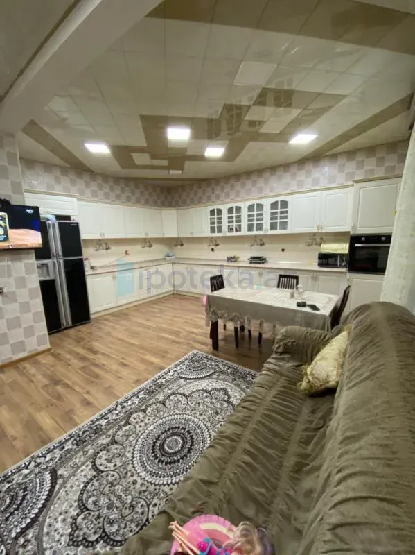 Satılır 8 otaqlı həyət evi 850 m²