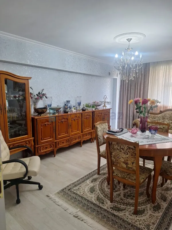 Satılır 3 otaqlı köhnə tikili 120 m²