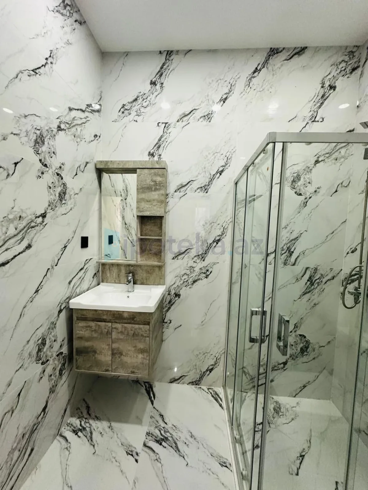 Satılır 4 otaqlı mənzil 130 m²