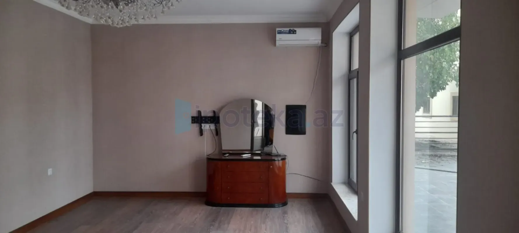 Satılır 5 otaqlı mənzil 320 m²