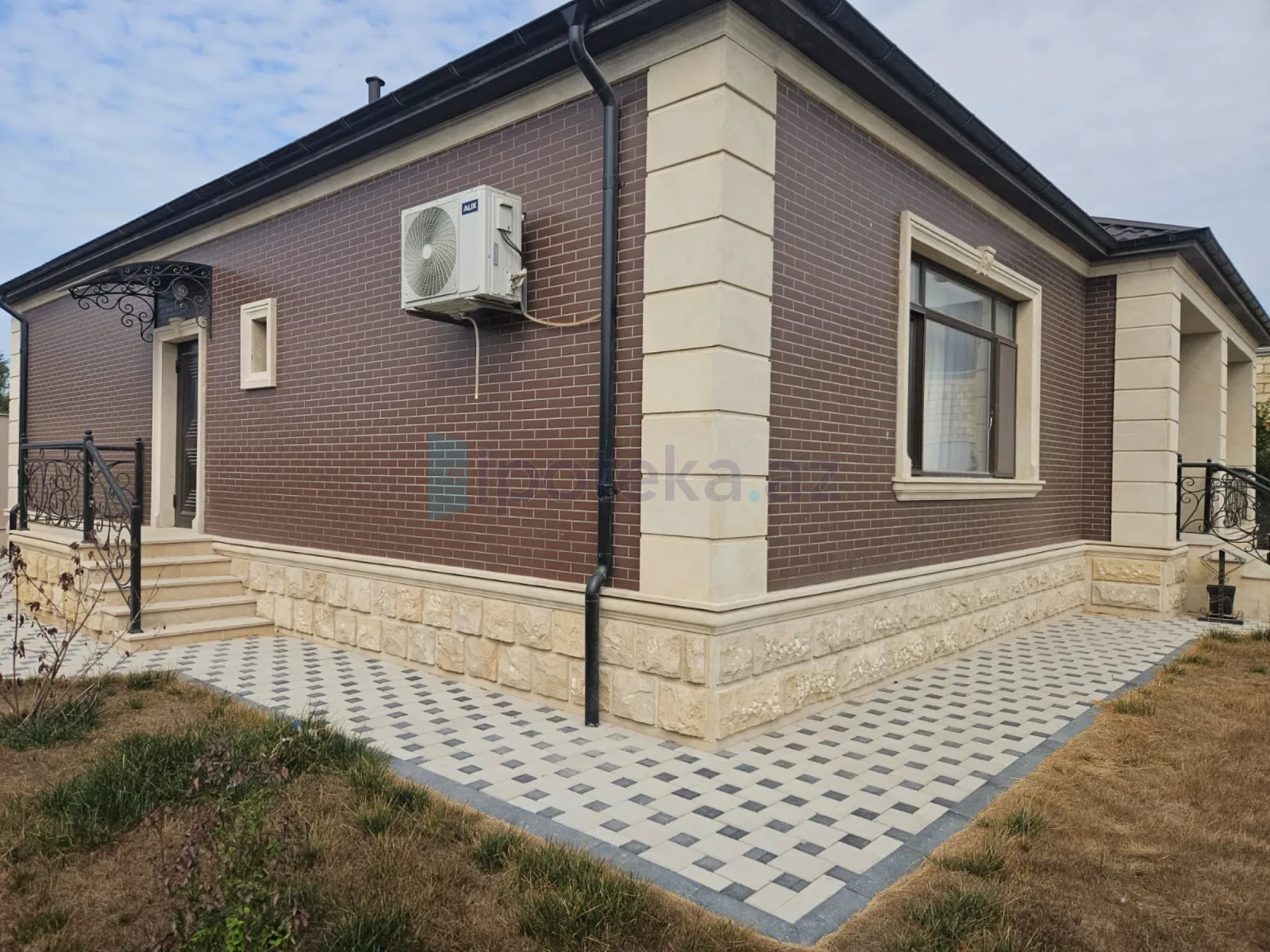 Satılır 5 otaqlı həyət evi 250 m²