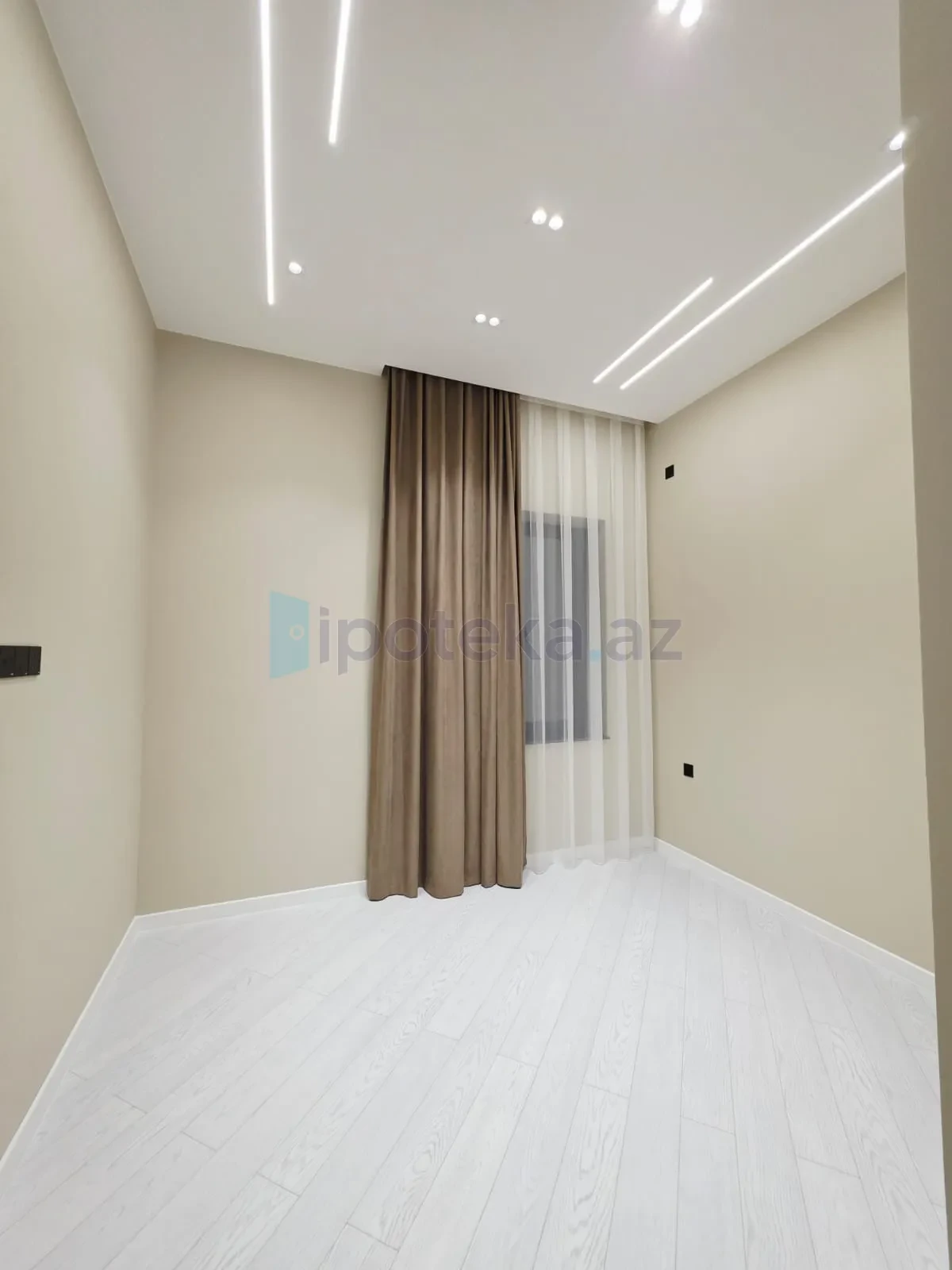 Satılır 4 otaqlı mənzil 160 m²