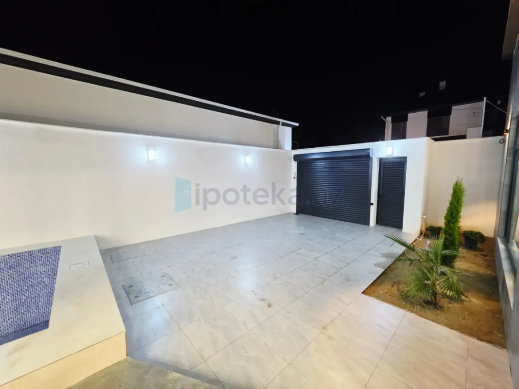 Satılır 4 otaqlı mənzil 160 m²