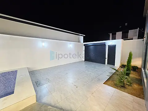 Satılır 4 otaqlı mənzil 160 m²