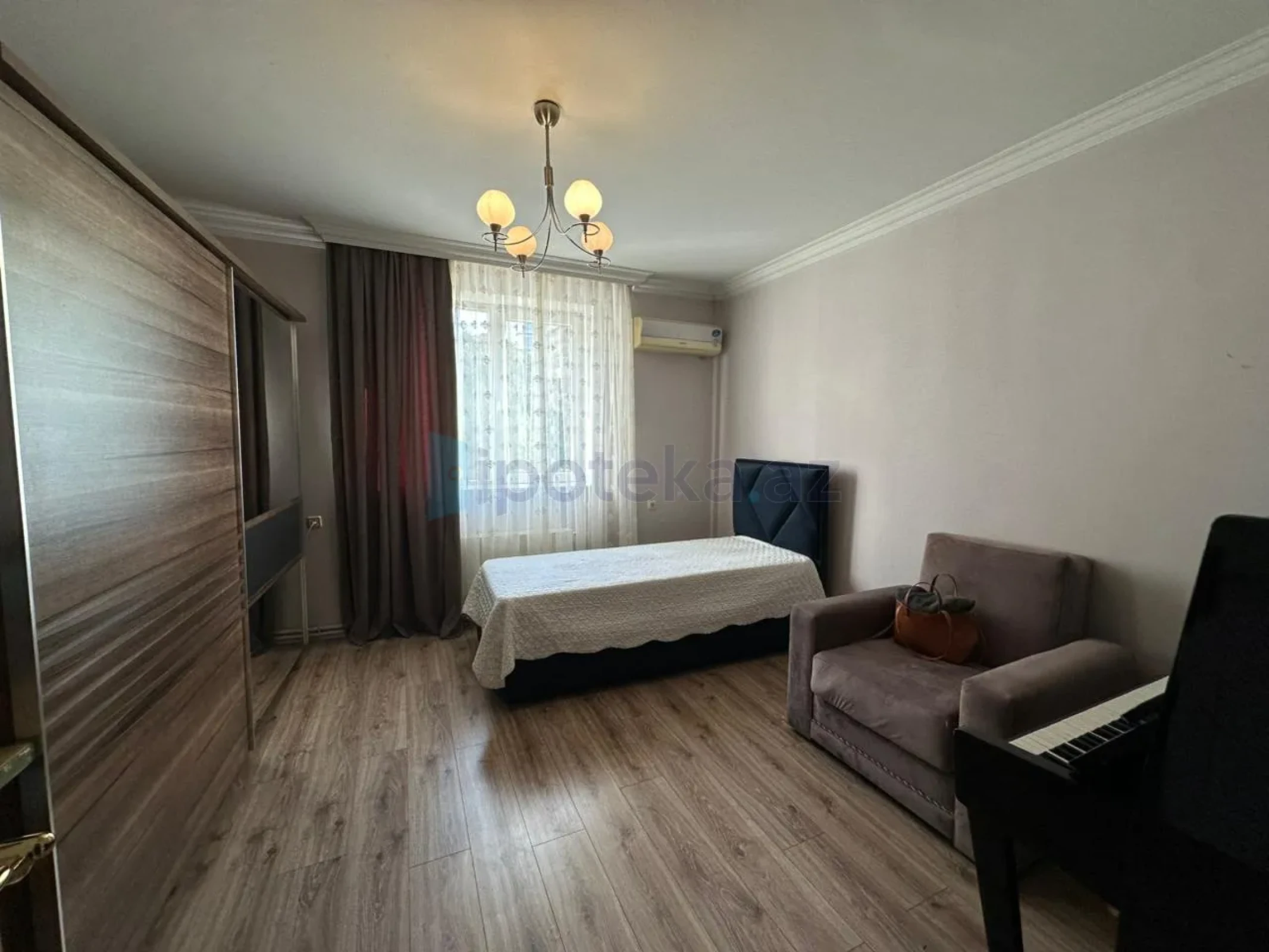 Satılır 4 otaqlı köhnə tikili 100 m²