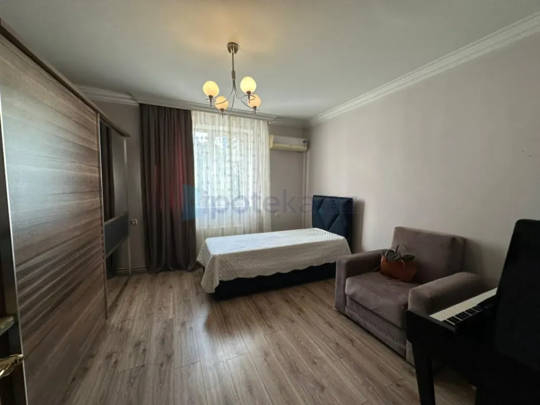 Satılır 4 otaqlı köhnə tikili 100 m²