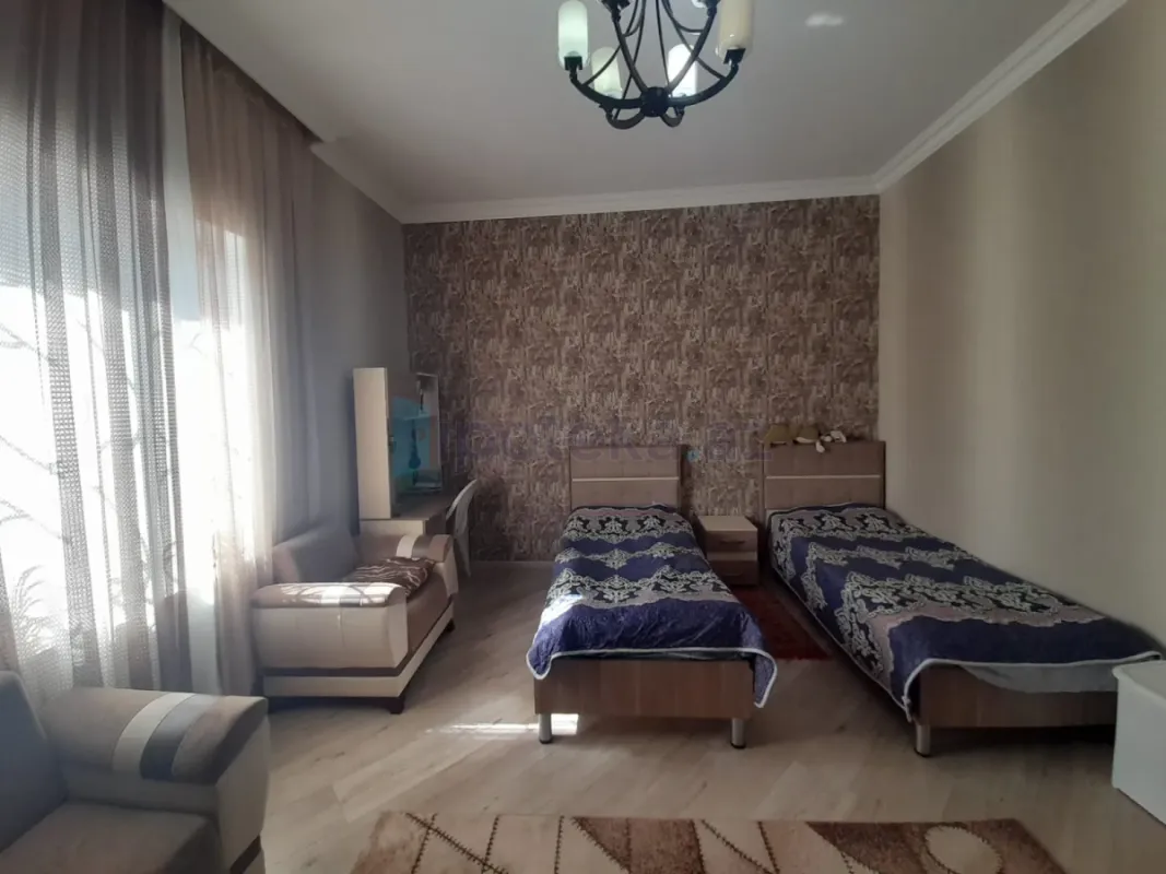 Satılır 5 otaqlı həyət evi 240 m²