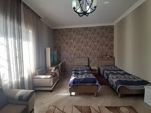 Satılır 5 otaqlı həyət evi 240 m²