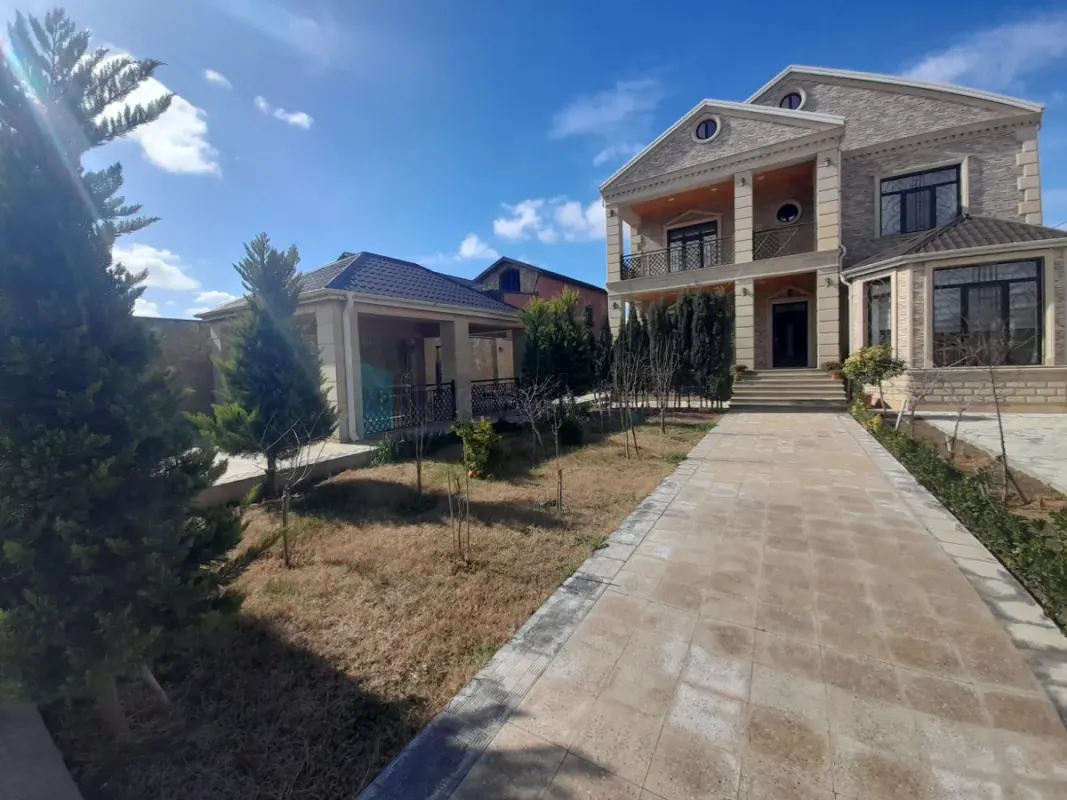 Satılır 5 otaqlı həyət evi 240 m²