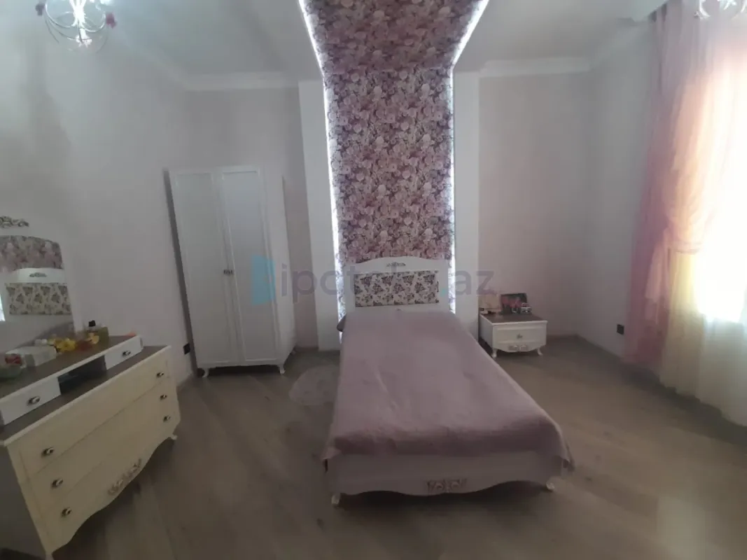 Satılır 5 otaqlı həyət evi 240 m²