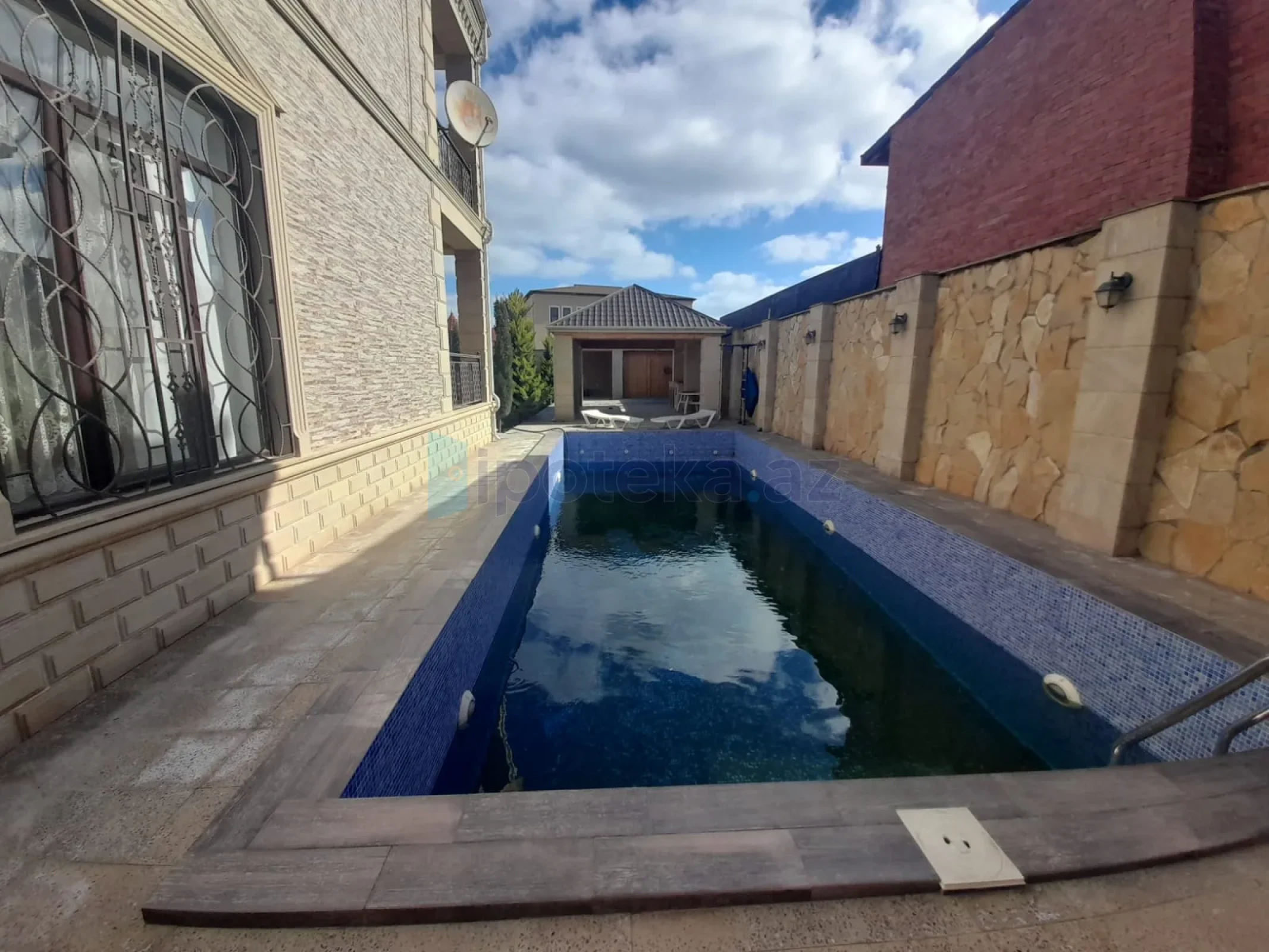 Satılır 5 otaqlı həyət evi 240 m²