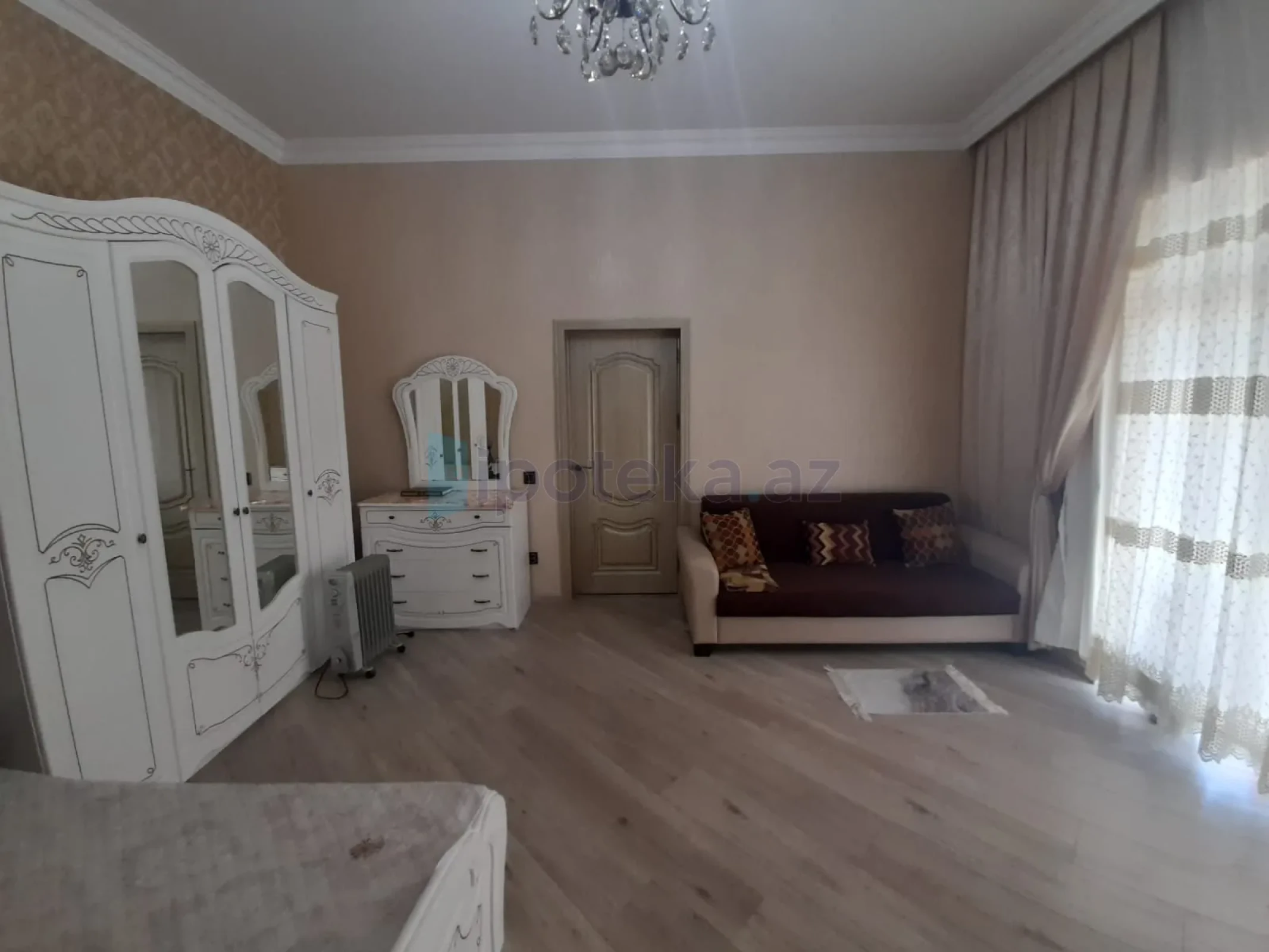 Satılır 5 otaqlı həyət evi 240 m²