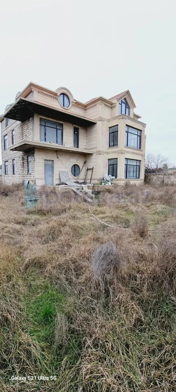 Satılır 8 otaqlı həyət evi 500 m²