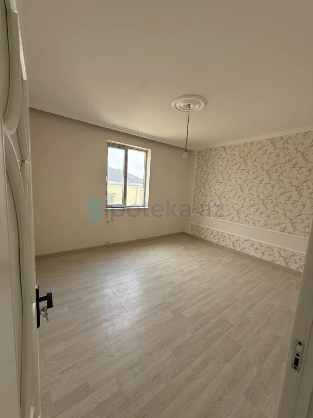 Satılır 4 otaqlı mənzil 150 m²