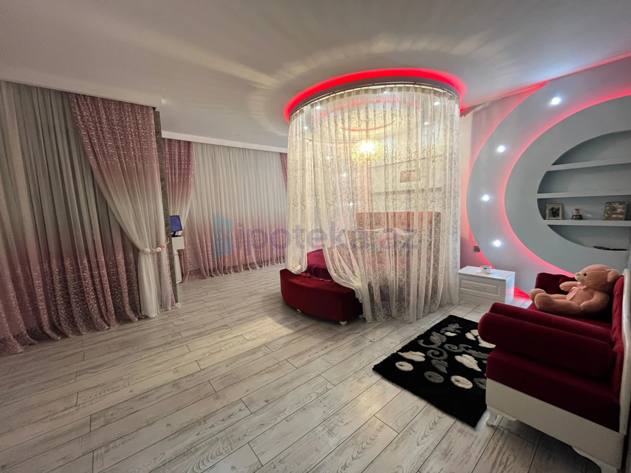 Satılır 5 otaqlı həyət evi 284 m²