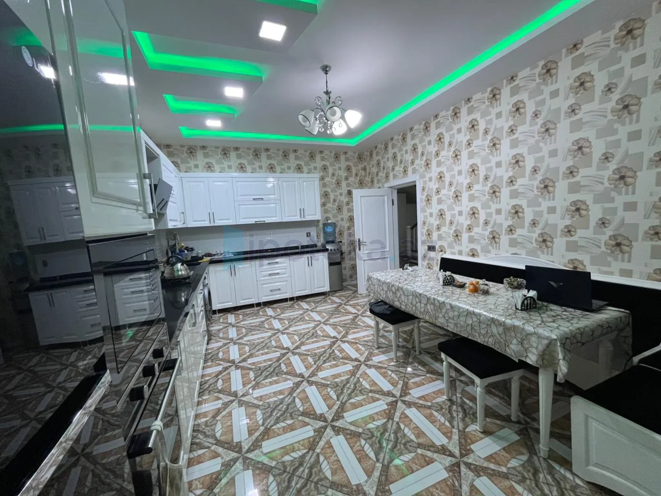 Satılır 5 otaqlı həyət evi 284 m²