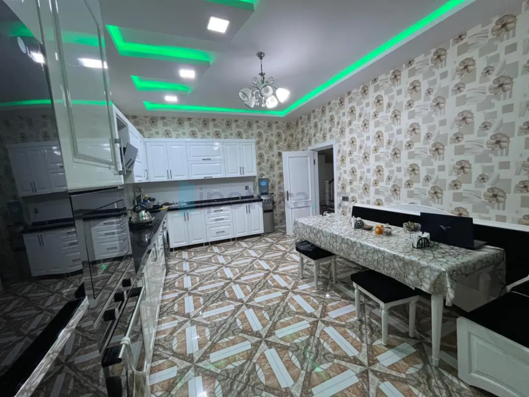 Satılır 5 otaqlı həyət evi 284 m²