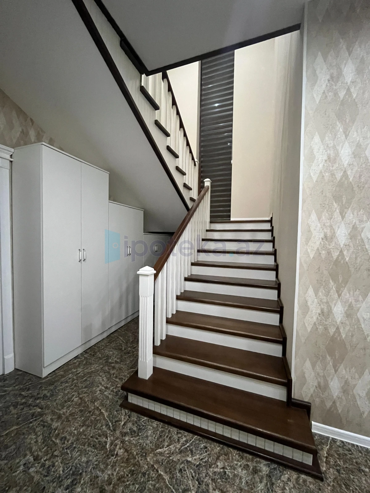 Satılır 5 otaqlı həyət evi 284 m²