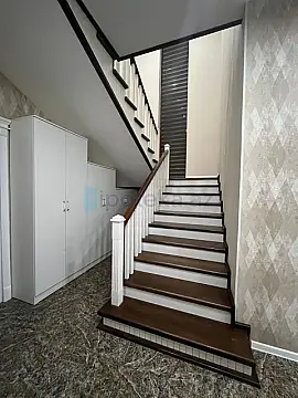 Satılır 5 otaqlı həyət evi 284 m²