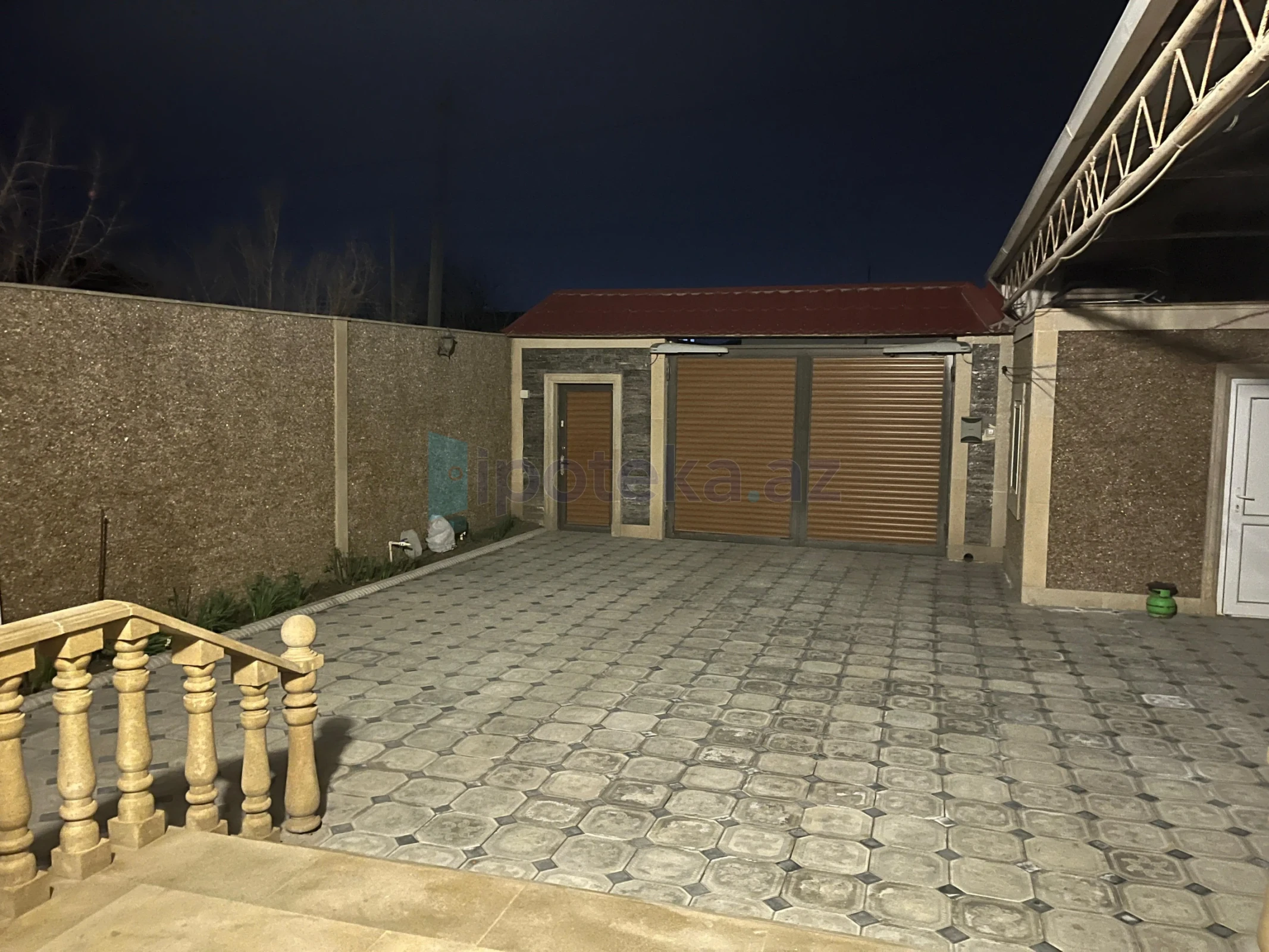 Satılır 5 otaqlı həyət evi 284 m²