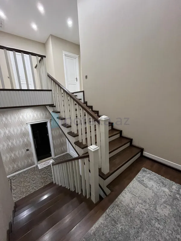 Satılır 5 otaqlı həyət evi 284 m²