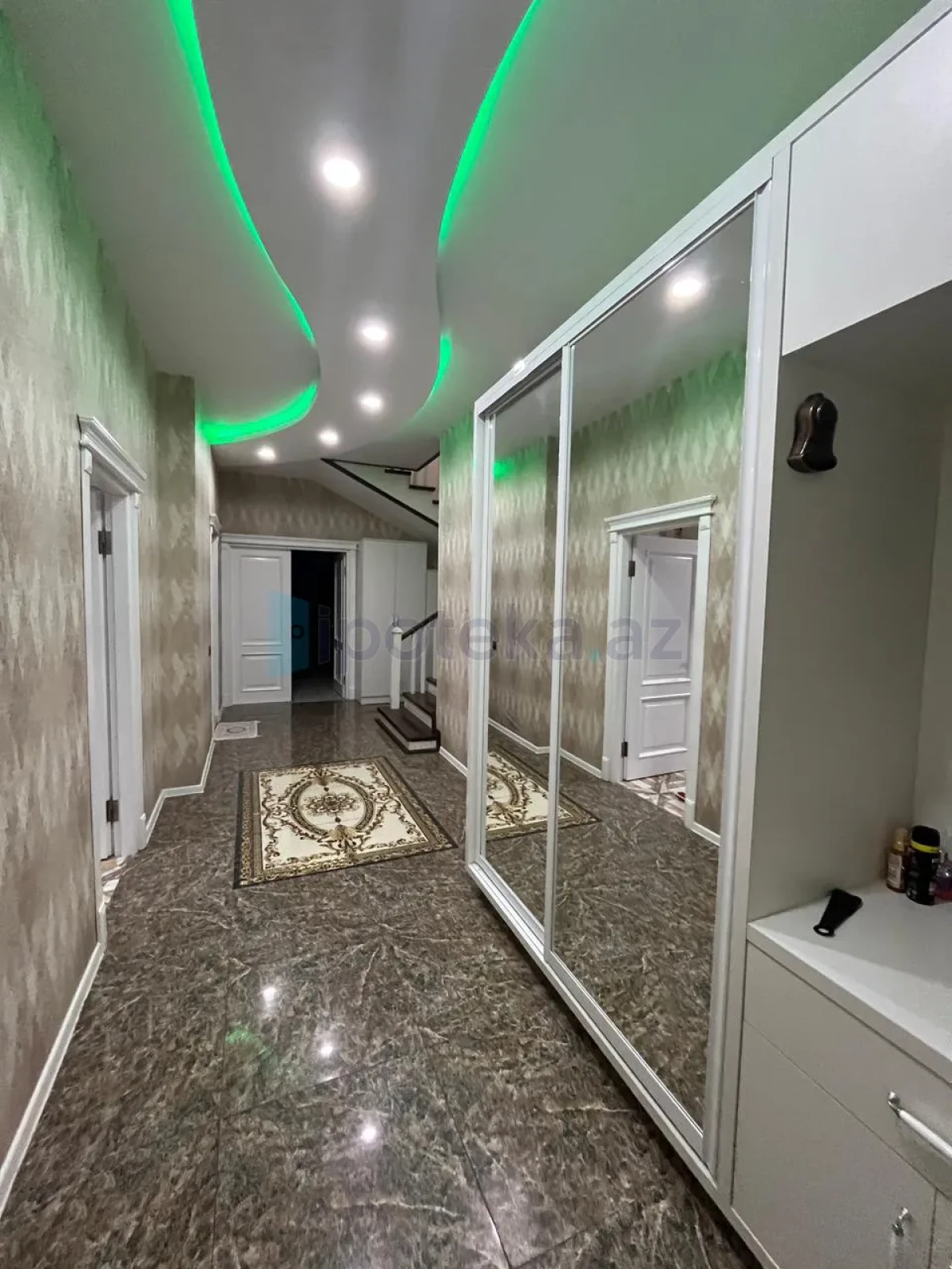 Satılır 5 otaqlı həyət evi 284 m²