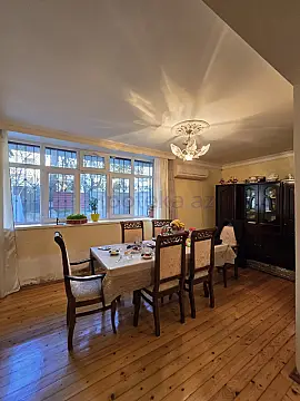 Satılır 6 otaqlı köhnə tikili 150 m²