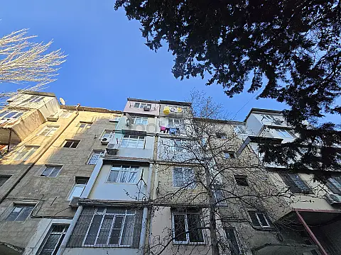 Satılır 6 otaqlı köhnə tikili 150 m²