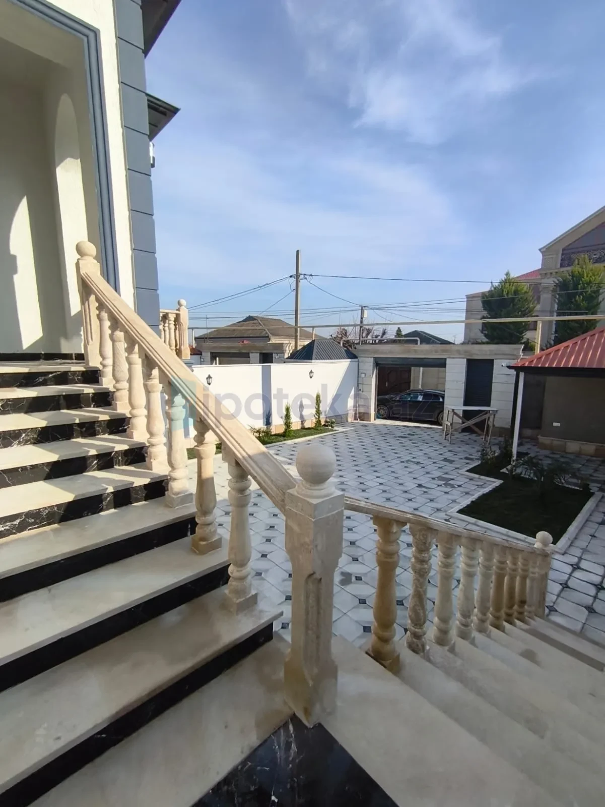 Satılır 5 otaqlı həyət evi 220 m²