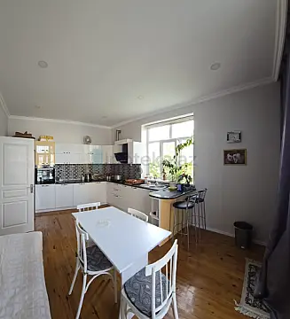 Satılır 5 otaqlı mənzil 200 m²